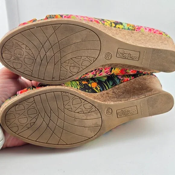 CLEARANCE • DexFlex Comfort • Open toe wedges • Size 6.5 - Picture 9 of 11